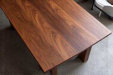 Op maat gemaakte notenhouten eettafel