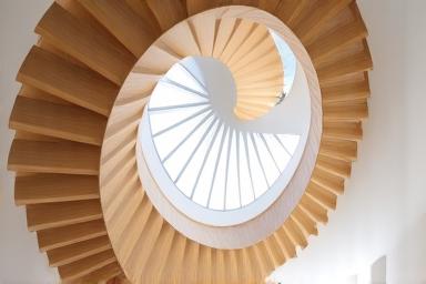 Moderne spiltrap van essenhout